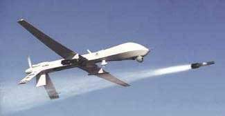 Drone Predator lançant un missile Hellfire